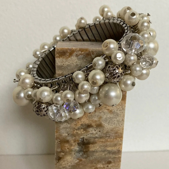 Vintage Expandable Faux Pearl Bead Chunky Jingle Bracelet - Picture 3 of 12